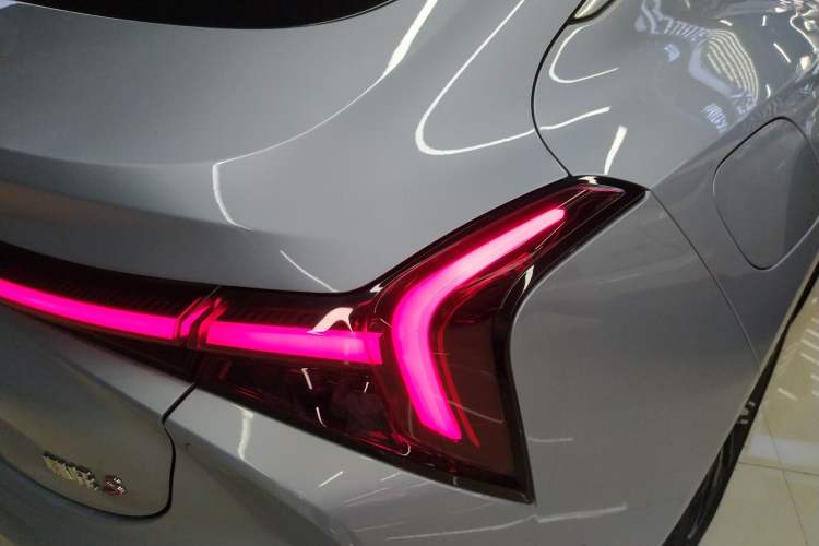 Used NETA S 2022 Pure Electric 715 km Range Rear-Wheel Drive Mid-Range Version Right Rear Taillight