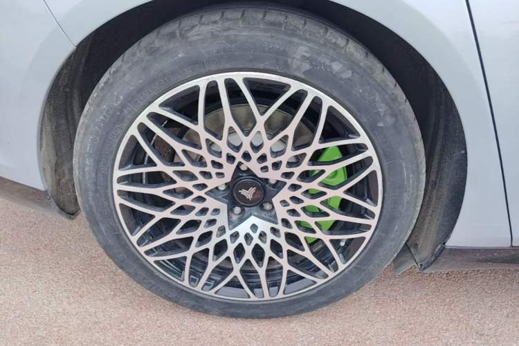 Used NETA S 2022 All-Electric 650 km Four-Wheel Drive Flagship Edition Right Rear Wheel Hub