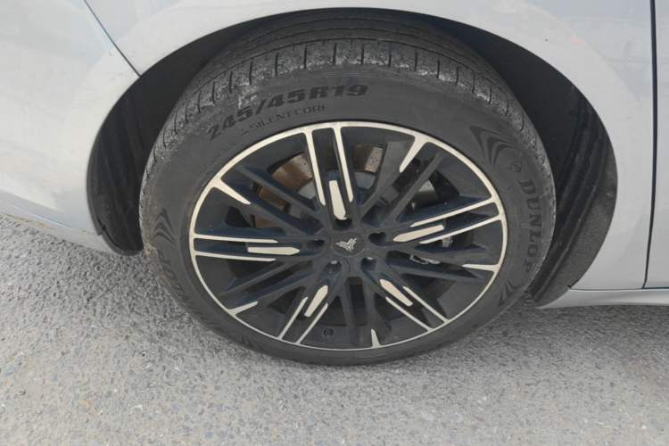 Used NETA S 2022 Extended-Range Version 1160 km Range Rear-Wheel-Drive Compact Edition Right Rear Wheel Hub
