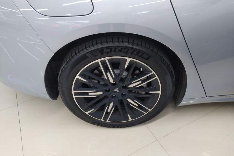 Used NETA S 2022 Pure Electric 715 km Range Rear-Wheel Drive Mid-Range Version Right Rear Wheel Hub