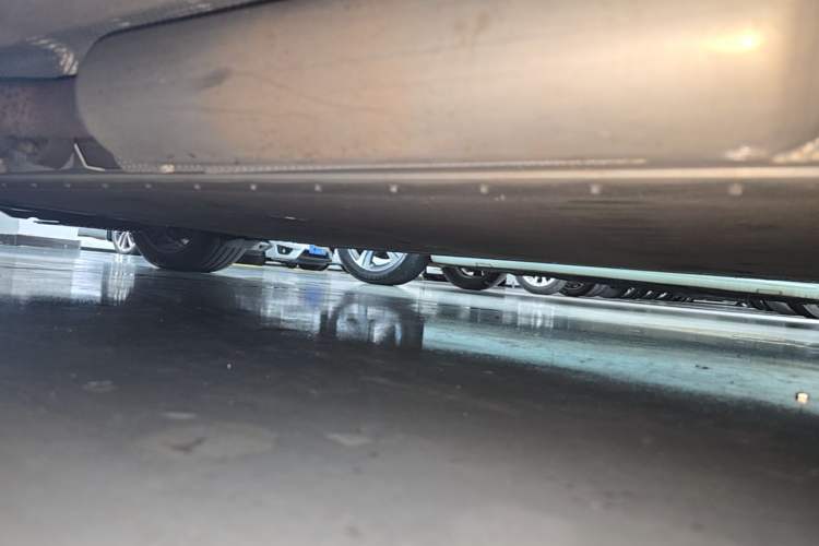 Used NETA S 2022 Extended-Range Version 1160 km Range Rear-Wheel-Drive Compact Edition Right Side Sill