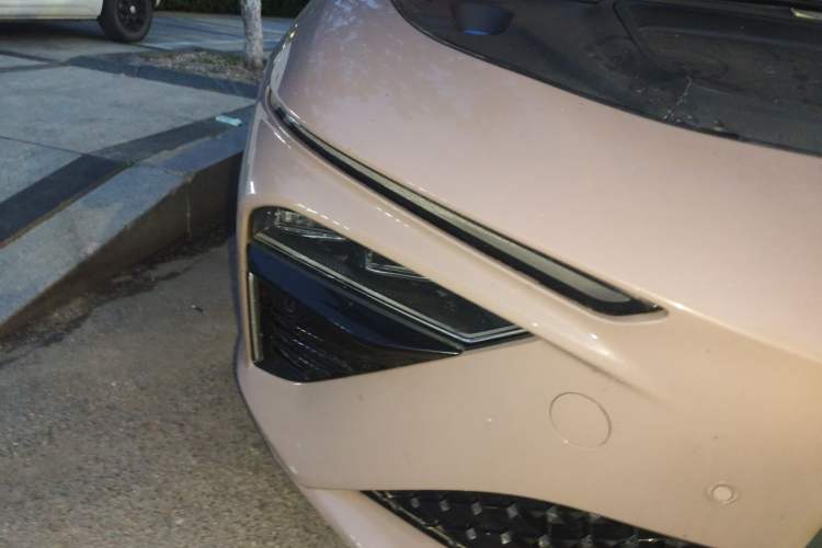 Used NETA S 2022 Extended-Range Version 1160 km Range Rear-Wheel Drive Mid-Grade Right Front Headlight
