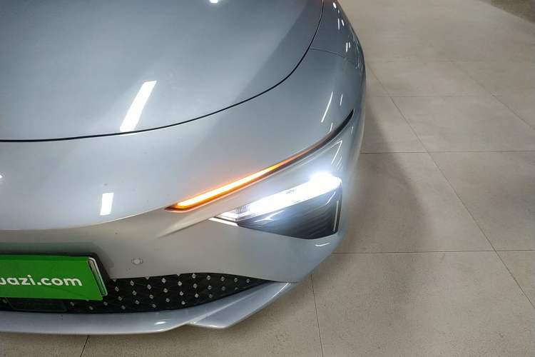 Used NETA S 2022 Pure Electric 715 km Range Rear-Wheel Drive Mid-Range Version Left Front Headlight