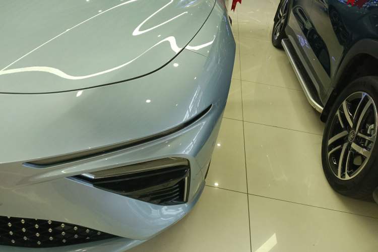 Used NETA S 2022 Extended-Range Version 1160 km Range Rear-Wheel-Drive Compact Edition Left Front Headlight