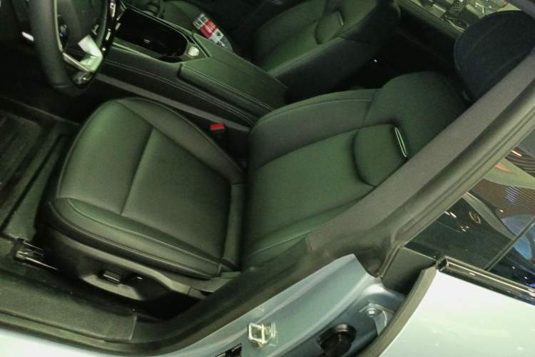 Used NETA S 2022 Extended-Range Version 1160 km Range Rear-Wheel-Drive Compact Edition Left Front Seat