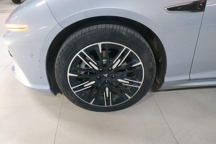 Used NETA S 2022 Pure Electric 715 km Range Rear-Wheel Drive Mid-Range Version Left Front Wheel Hub