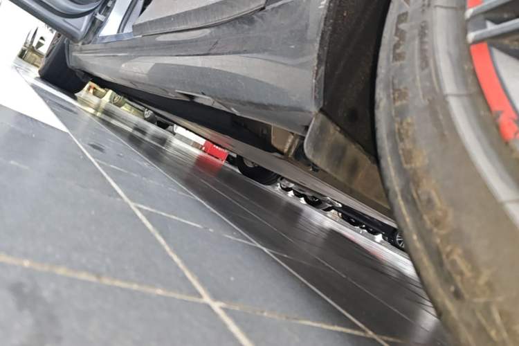 Used NETA S 2022 Extended-Range Version 1160 km Rear-Drive Big Edition Left Side Sill