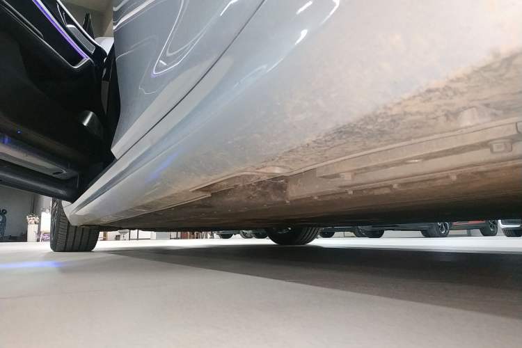 Used NETA S 2022 Pure Electric 715 km Range Rear-Wheel Drive Mid-Range Version Left Side Sill