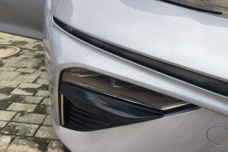 Used NETA S 2022 Extended-Range Version 1160 km Range Rear-Wheel Drive Mid-Grade Right Front Headlight