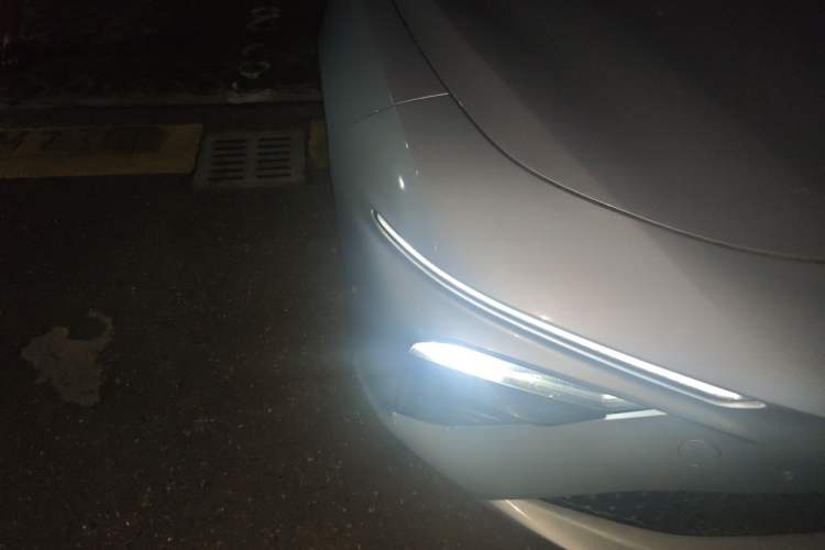 Used NETA S 2022 Extended-Range Version 1160 km Range Rear-Wheel Drive Mid-Grade Right Front Headlight