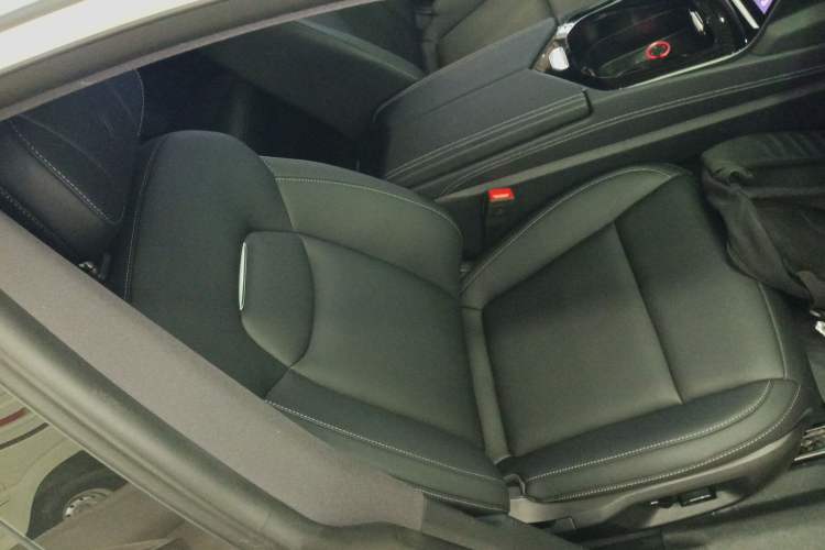 Used NETA S 2022 Extended-Range Version 1160 km Range Rear-Wheel-Drive Compact Edition Right Front Seat