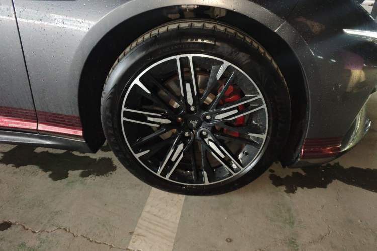 Used NETA S 2022 Extended-Range Version 1160 km Range Rear-Wheel Drive Mid-Grade Right Front Wheel Hub