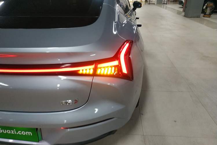 Used NETA S 2022 Pure Electric 715 km Range Rear-Wheel Drive Mid-Range Version Right Rear Taillight