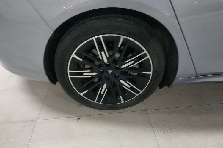Used NETA S 2022 Pure Electric 715 km Range Rear-Wheel Drive Mid-Range Version Right Rear Wheel Hub