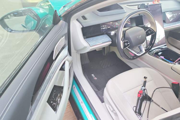 Used NETA S 2022 All-Electric 650 km Four-Wheel Drive Premium Version Driver Seat