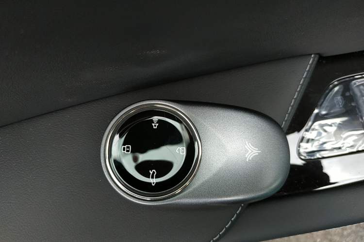 Used NETA S 2022 Pure Electric 715 km Range Rear-Wheel Drive Mid-Range Version Gear Lever