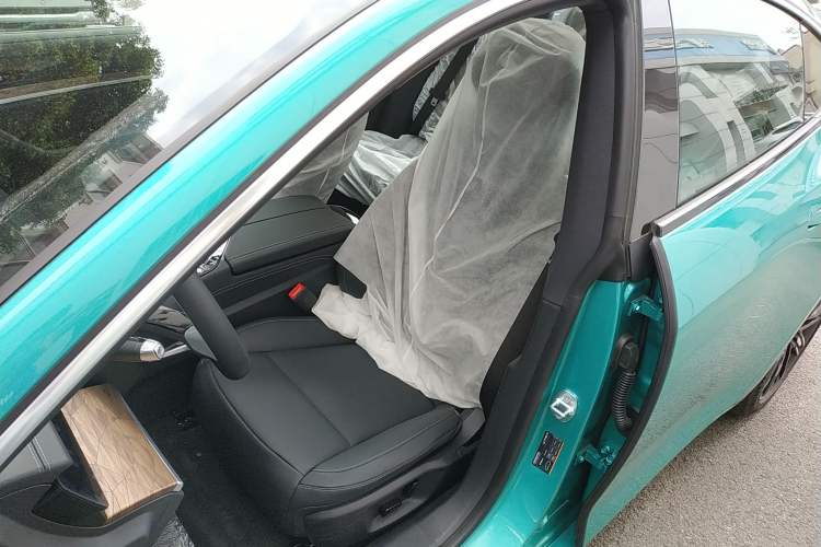 Used NETA S 2022 Pure Electric 715 km Range Rear-Wheel Drive Mid-Range Version Left Front Seat