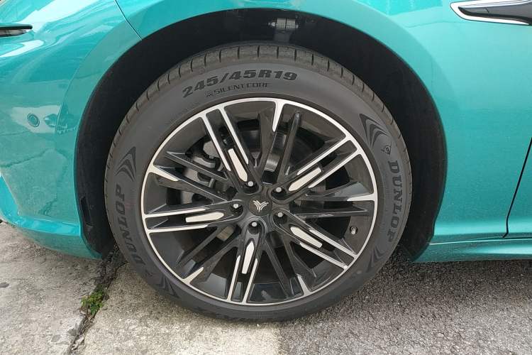 Used NETA S 2022 Pure Electric 715 km Range Rear-Wheel Drive Mid-Range Version Left Front Wheel Hub