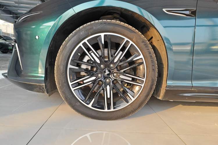 Used NETA S 2022 Extended-Range Version 1160 km Range Rear-Wheel-Drive Compact Edition Left Front Wheel Hub