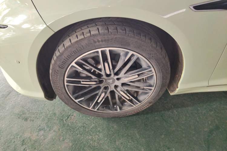 Used NETA S 2022 Extended-Range Version 1160 km Range Rear-Wheel Drive Mid-Grade Left Front Wheel Hub