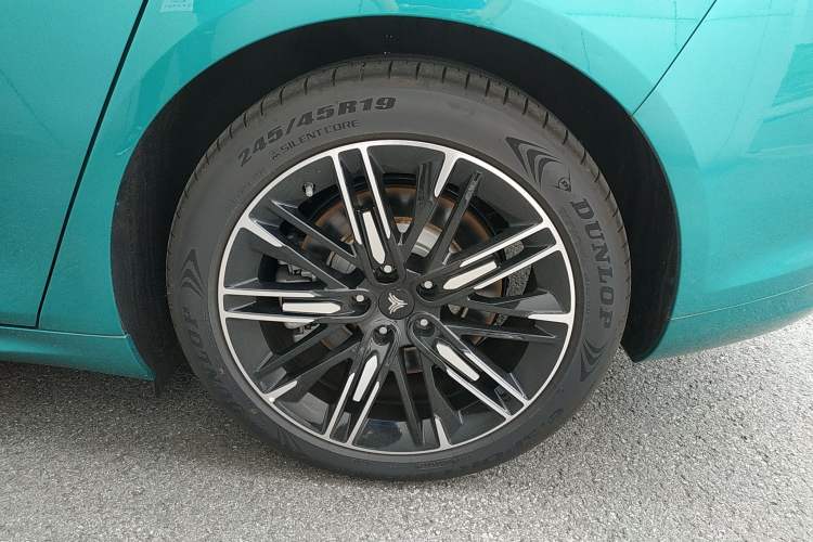 Used NETA S 2022 Pure Electric 715 km Range Rear-Wheel Drive Mid-Range Version Left Rear Wheel Hub
