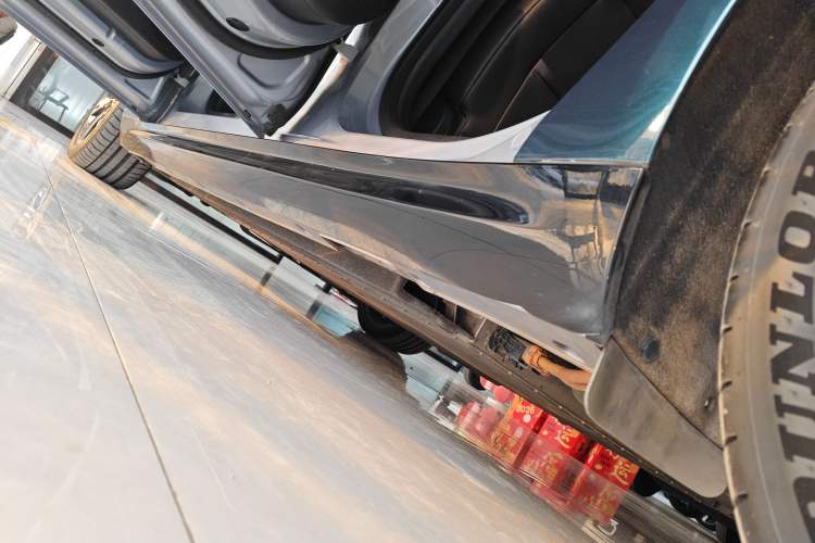 Used NETA S 2022 Extended-Range Version 1160 km Range Rear-Wheel-Drive Compact Edition Left Side Sill