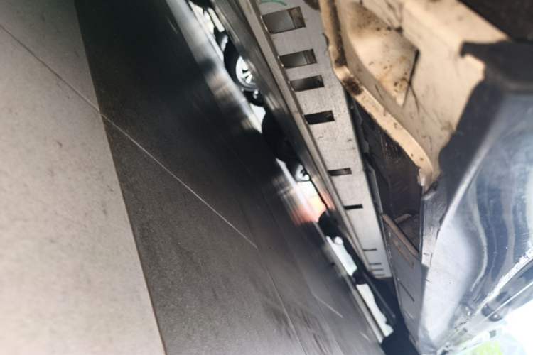 Used NETA S 2022 Extended-Range Version 1160 km Rear-Drive Big Edition Left Side Sill