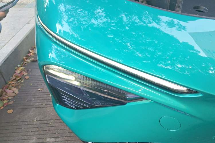 Used NETA S 2022 All-Electric 650 km Four-Wheel Drive Premium Version Right Front Headlight
