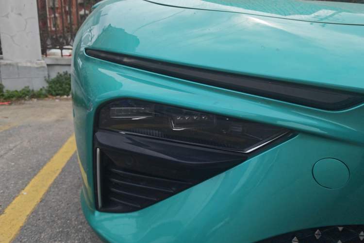 Used NETA S 2022 Pure Electric 715 km Range Rear-Wheel Drive Mid-Range Version Right Front Headlight