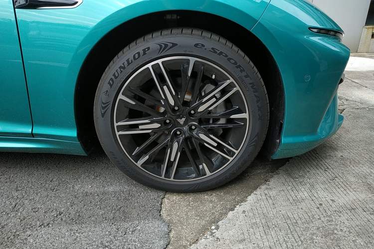 Used NETA S 2022 Pure Electric 715 km Range Rear-Wheel Drive Mid-Range Version Right Front Wheel Hub