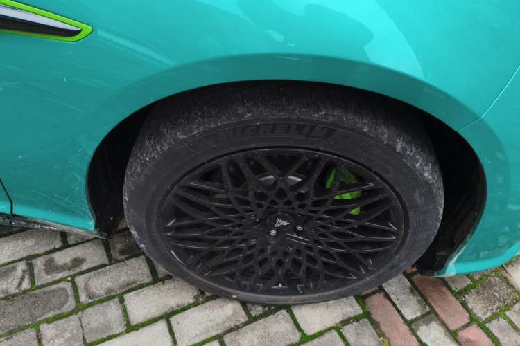 Used NETA S 2022 All-Electric 650 km Four-Wheel Drive Flagship Edition Right Front Wheel Hub