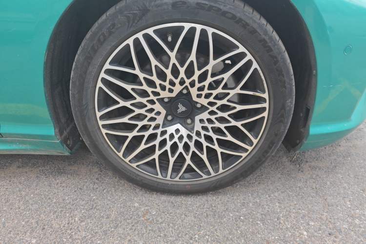 Used NETA S 2022 Pure Electric 715 km Range Rear-Wheel Drive Mid-Range Version Right Front Wheel Hub