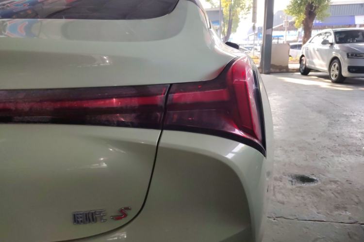 Used NETA S 2022 Extended-Range Version 1160 km Range Rear-Wheel Drive Mid-Grade Right Rear Taillight