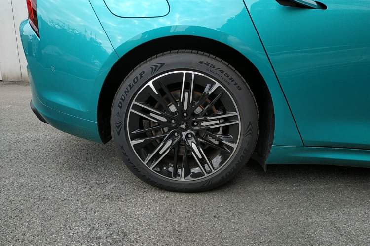 Used NETA S 2022 Pure Electric 715 km Range Rear-Wheel Drive Mid-Range Version Right Rear Wheel Hub