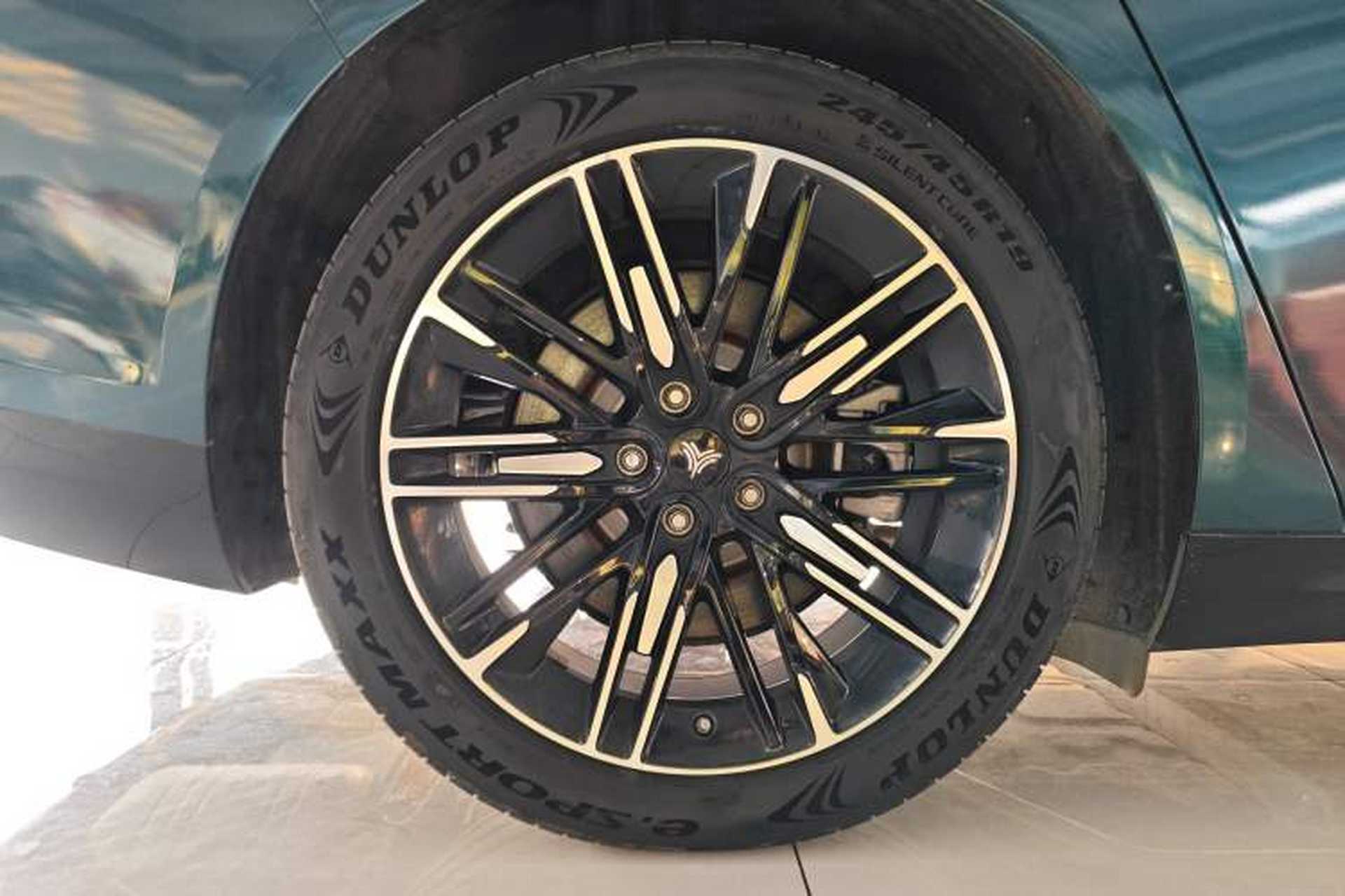 Used NETA S 2022 Extended-Range Version 1160 km Range Rear-Wheel-Drive Compact Edition Right Rear Wheel Hub