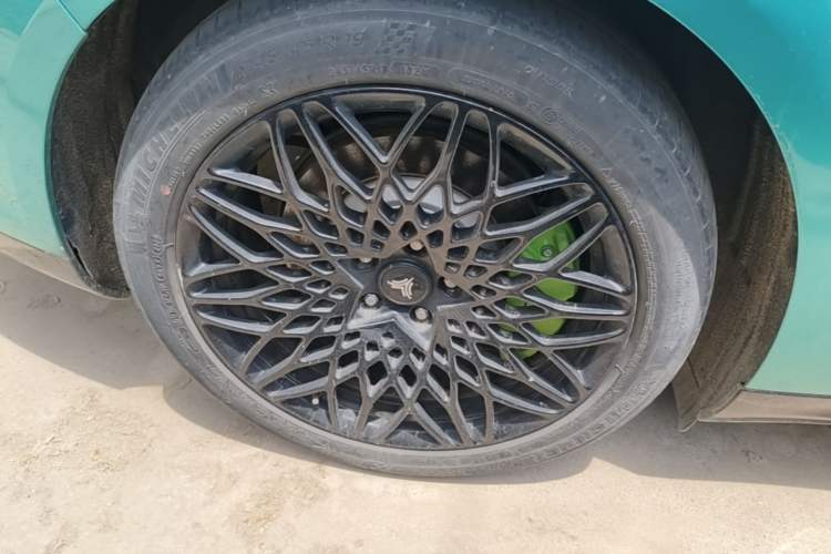 Used NETA S 2022 All-Electric 650 km Four-Wheel Drive Flagship Edition Right Rear Wheel Hub