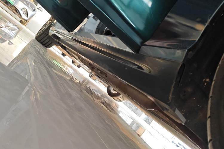 Used NETA S 2022 Extended-Range Version 1160 km Range Rear-Wheel-Drive Compact Edition Right Side Sill