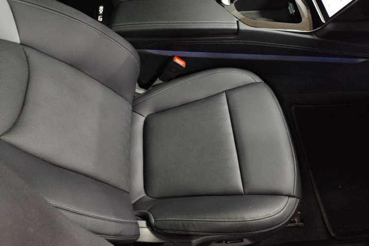 Used NETA S 2022 Extended-Range Version 1160 km Range Rear-Wheel Drive Mid-Grade Right Front Seat