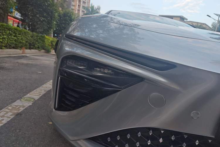 Used NETA S 2022 Pure Electric 715 km Range Rear-Wheel Drive Mid-Range Version Right Front Headlight