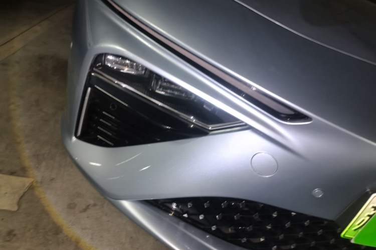 Used NETA S 2022 Extended-Range Version 1160 km Range Rear-Wheel Drive Mid-Grade Right Front Headlight