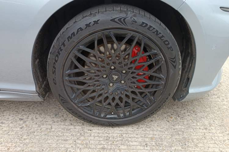 Used NETA S 2022 All-Electric 715 km Range Rear-Drive Deluxe Version Right Front Wheel Hub