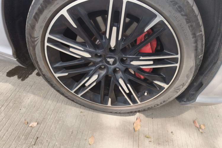 Used NETA S 2022 Extended-Range Version 1160 km Rear-Drive Big Edition Right Front Wheel Hub