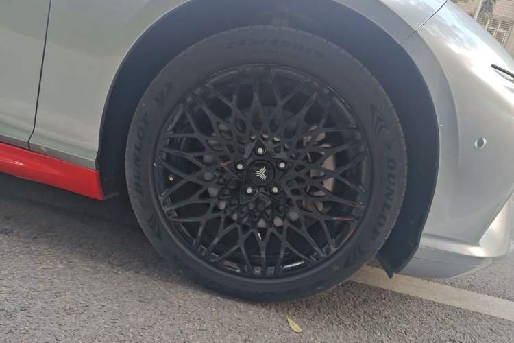 Used NETA S 2022 Pure Electric 715 km Range Rear-Wheel Drive Mid-Range Version Right Front Wheel Hub