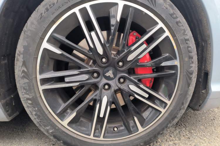 Used NETA S 2022 Extended-Range Version 1160 km Rear-Drive Big Edition Right Front Wheel Hub