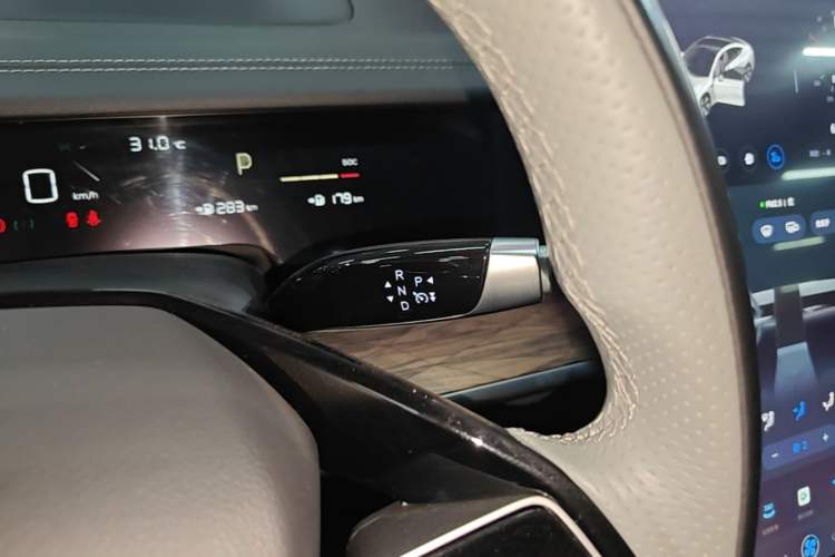 Used NETA S 2022 Extended-Range Version 1160 km Range Rear-Wheel Drive Mid-Grade Gear Lever