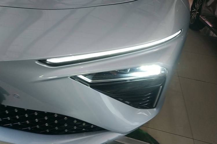 Used NETA S 2022 Extended-Range Version 1160 km Range Rear-Wheel Drive Mid-Grade Left Front Headlight