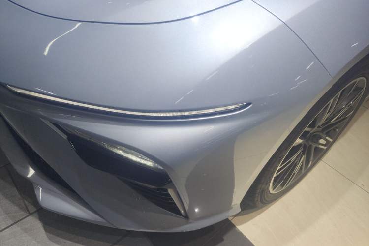 Used NETA S 2022 Extended-Range Version 1160 km Range Rear-Wheel-Drive Compact Edition Left Front Headlight