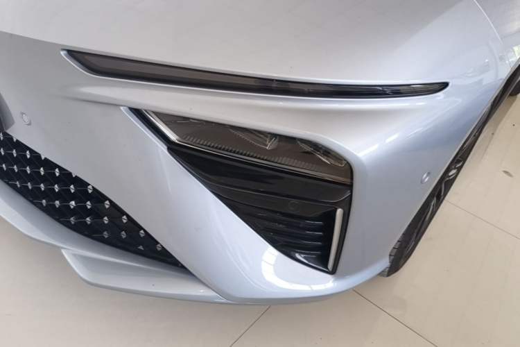 Used NETA S 2022 Pure Electric 715 km Range Rear-Wheel Drive Mid-Range Version Left Front Headlight