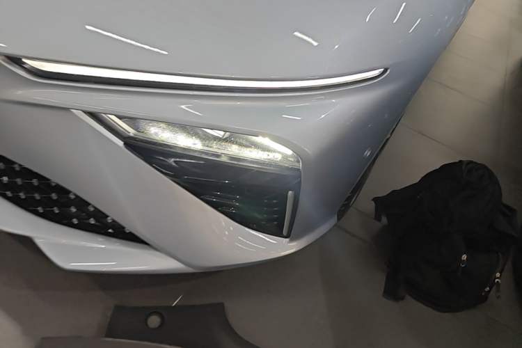 Used NETA S 2022 Extended-Range Version 1160 km Range Rear-Wheel Drive Mid-Grade Left Front Headlight