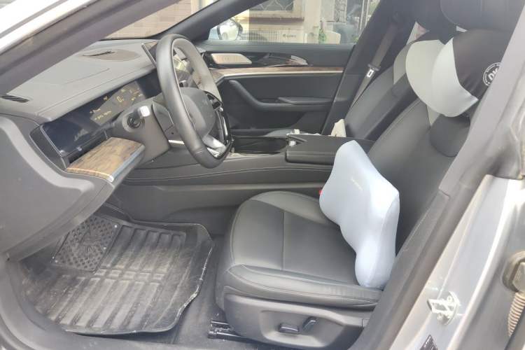 Used NETA S 2022 Extended-Range Version 1160 km Range Rear-Wheel Drive Mid-Grade Left Front Seat